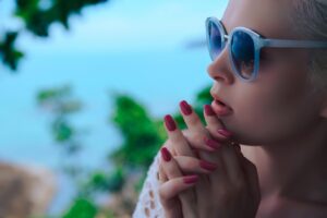 portrait, the girl's face, nature, glasses, brooding, mystery, to consider, to think, think, duma, dream, ponder, beauty, nails, manicure, lips, sky, hands, cosmetics, varnish, woman, girl, young, care, calmness
