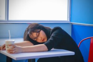女性が疲労している画像